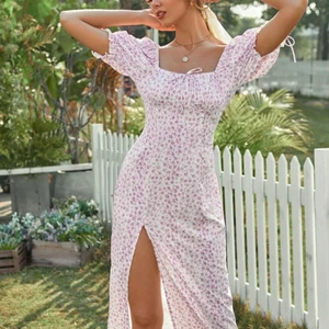 Söt Sommar klänning - Säljer denna klänning då den tyvärr är lite liten men den är verkligen såå fin och passar perfekt nu till våren / sommarn! Helt slutsåld på sidan också! Den är i storlek M men skulle säga att den skulle sitta bättre på en som är mellan S/M eller S . Oanvänd!