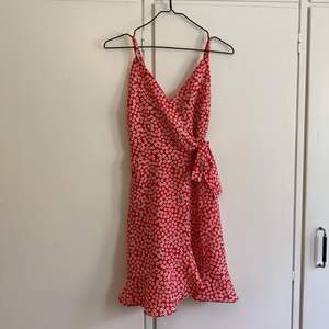 Fin röd/rosa klänning, går strax över knäna på mig (är 1.65m). Bra dragkedja och fin knytning i sidan. Lätt material. Använd en gång 💫😋💕