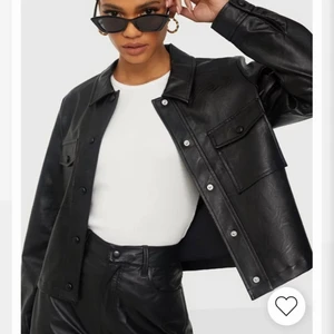 Läder jacka - Ganska tunn och perfekt för vår/sommar/höst! Skit fin men beställde fel storlek därför säljer jag den💕