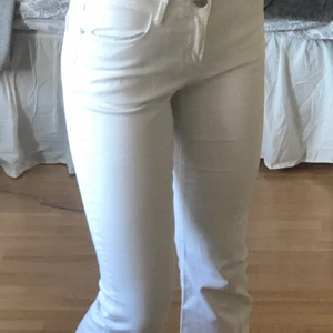 Vita bootcut jeans - Säljer dessa vita bootcut jeans i storlek 38! Använda men i bra skick utan fläckar! Säljer för att de inte kommer till andvändning längre. Köparen står för frakten så slutpriset blir alltså 50 + 62💖