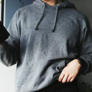 Enkel grå hoodie från Monki, lite trasig längst ned men säljs för att den är lite mindre än jag vill ha. Säljs billigt! Köparen står för frakten 😊