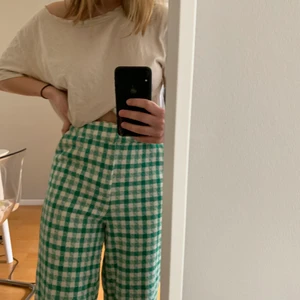 Byxor - Rutiga byxor från zara. De är från början storlek M men dom är insydda så passar S. Dom är även uppsydda till någon som är 165 cm. 