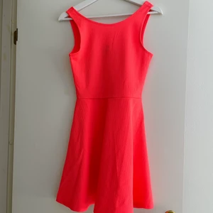 Klänning från H&M storlek 36 pris 50kr - En mycket fin och elegant klänning från H&M endast använd en gång. Fin skick kan fraktas men då står personen för frakten annars befinner jag mig i Huddinge!