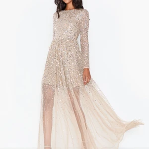 Balklänning i storlek: S - En jättefin balklänning som aldrig är använd med lappen kvar. Har bestämt mig för att köra på en annan och säljer därför denna. Jättefin passform. Köpte för 2300, säljer för 900