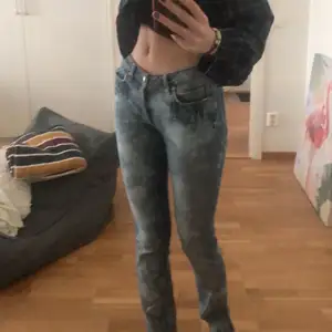 Snygga mellanmidjade acne jeans som jag blekt själv samt klippt på sidorna nertill💕