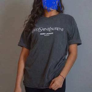 Yves Saint Laurent T-shirt för kvinnor. Finns i dom färgerna ni ser på bilderna, alla storlekar finns inne ! 