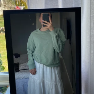 Grön sweatshirt - Säljer denna gröna sweatshirten från Weekday i stl xs, men passar mig som brukar bära S!  Den är i fint skick 45kr+frakt🤍 hör av dig vid fler frågor!
