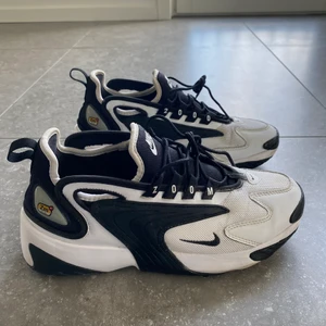 Nike Zoom 2k - säljer mina Nike Zoom 2k då dem tyvärr inte kommer till. supersköna skor och passar till många outfits! hör av er vid intresse/ fler bilder🖤🤍 använd fåtal gånger och är då i mycket bra skick. inga skador på skorna.