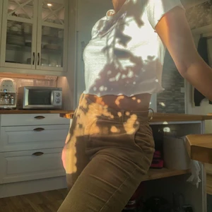 Beiga manchesterbyxor  - Säljer dessa beiga manchesterbyxor pga av att de inte passar mig längre. Byxorna är uppsprättade nere vid ankeln men går enkelt att sy tillbaka igen. Skriv privat för mer bilder och information. 🤎