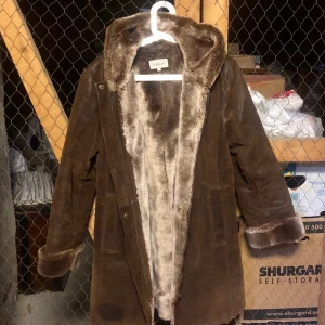 Mockajacka - Mörkbrun mockajacka med fake päls. Köpt secondhand men i bra sick, förutom en fläck ned till som syns på bild 2💋