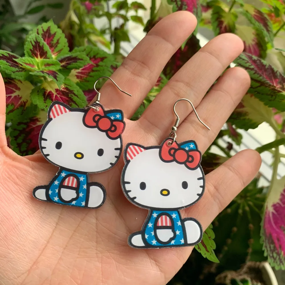handgjorda Hello Kitty örhängen i nyskick, oanvända, väldigt söta och unika, 55kr inklusive frakt 💕 följ min Instagram @kakaka.se och få 2kr rabatt ❗️❗️❗️. Accessoarer.