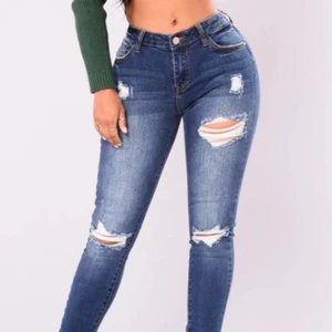 FashionNova håliga jeans - FashionNova jeans strl US7, motsvarar typ en M
