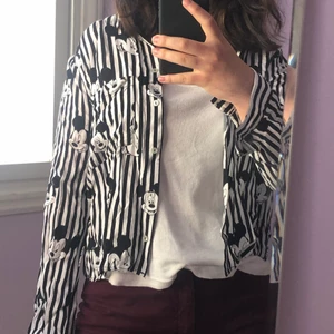 Musse Pigg randig skjorta - Fin och skön skjorta i viskos tyg. Köptes som 40/Medium har krympt och passar nu som Small. 