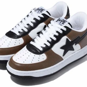 WTB BAPE STA US10-10.5 - Condition: new/pre-owned. Söker specifikt inga speciella bape sta, utan jag är öpen för de mesta. Skicka dm om ni har ett par som ni skulle kunna tänka släppa.