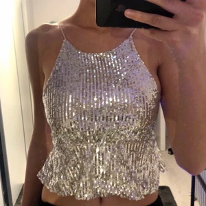 Glittrig Zara topp - Jättefin glittrig partytopp från Zara med öppenrygg i strl 36/38 säljs pga för liten, aldrig använd🤎 280kr exklusive frakt🥰