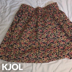 Somrig kjol - Säljer vidare en kjol jag köpte på Tise! Den är för lik en kjol jag har sedan innan så därför får den skaffa en ny användare! Jätteskön somrig kjol! ☀️💞