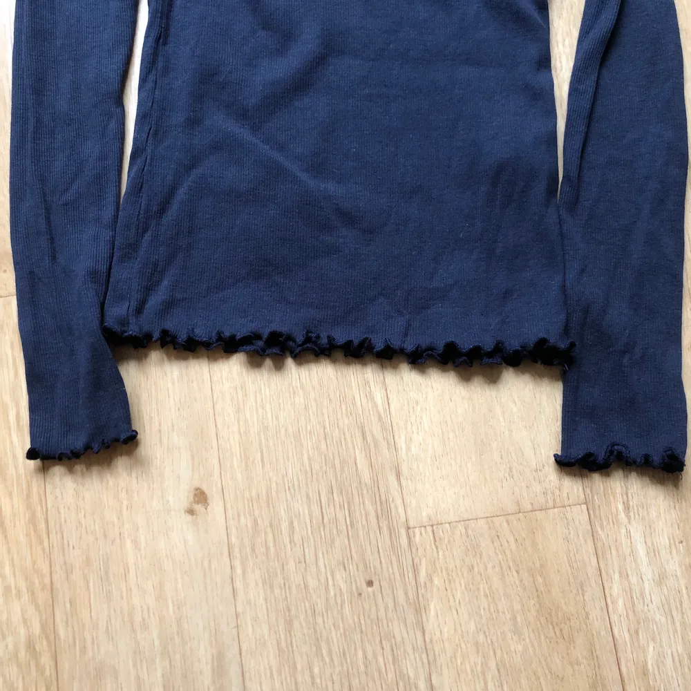 Långärmad mörkblå tröja från Mads Nørgaard! Storlek XS/S😇. Tröjor & Koftor.