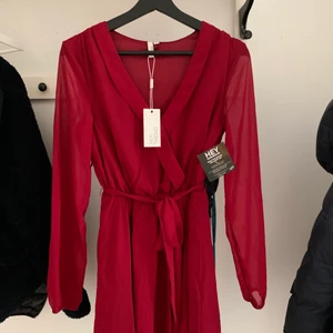 Klänning - Klänning med prislappar kvar från Nelly! Supersnygg och skön! Perfekt klänning till många tillställningar! Skriv om ni är intresserade och vill ha bilder på!🌸 pris kan diskuteras 💘