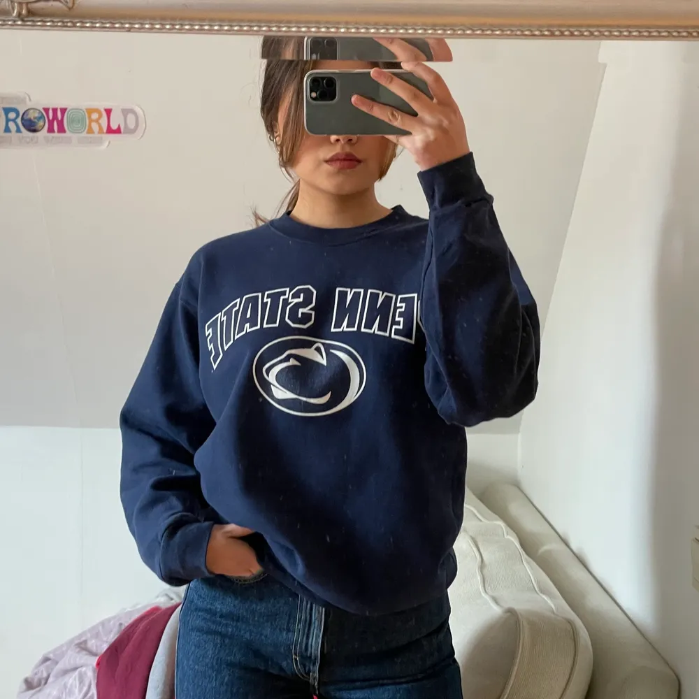 Vintage Penn State Sweatshirt   Storlek  M Measurements: Length - 74 cm Pit to pit - 51 cm  Condition: Vintage (9/10)  (Pris -350kr)  DM för mer bilder och frågor. Tröjor & Koftor.