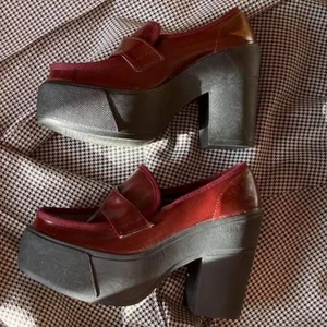 Platå skor - Chunky platå loafers från Topshop i någon typ av skinnimmiation🔥🔥 Märkta storlek 37 men skulle säga att de mer är en 36. Säljes bara för att de är för små. Enda anmärkningen är en liten missfärgning längs med limmet på ena sidan av ena skon. Blir dina för 150 kr + 99 kr frakt! Skicka gärna PM vid fler frågor! 