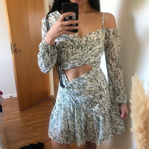 Oanvänd klänning strl 34 - Jättefin sommarklänning från Prettylittlething. Köparen står för frakt eller mötas i helsingborg! 💕