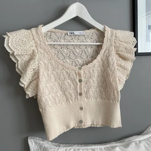 Söt topp från Zara🤍 - Superfin, beige topp från Zara. Säljs då den tyvärr aldrig kommit till användning, därav nyskick.🤍 Storlek M men passar även mig som är en XS. Så skulle säga att den passar XS-M.💕
