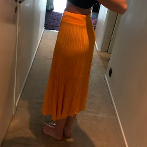 Gul långkjol! - En såå skön gul långkjol från hm. Sommrig gul färg. Storlek xs men passar även S då midlebandet är stretchigt.  