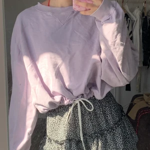 Lila sweatshirt  - Suuuuperfin lila sweatshirt med knyte som går att både justera eller ta bort! 💜 nypris: 400kr 