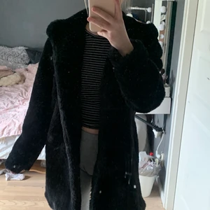 En päls jacka i storlek s  - En fin stor päls jacka (inte riktigt päls) med stor luva. Använt 2 gånger. De priset som står + frakt 