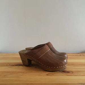 Träskor från 70-talet - Träskor inköpta på iris secondhand i Göteborg. Storlek 37. Förmodligen från 70-talet! Helt oanvända. 🌻
