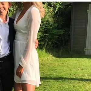 Studentklänning  - Säljer denna fina klänning från bubbleroom, storlek 34. Säljer för den var för liten. Klänningen är köpt här på Plick. Bara använd en gång från tidigare ägaren. Den är som ny. Perfekt till studenten/skolavslutning. 💓 Frakt tillkommer(Pris kan diskuteras vid snabb affär) 