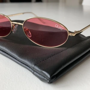 Quay glasögon ☀️☀️ - Supersnygga solglasögon från Quay Australia i rosa färg. Knappt använda så de ser helt nya ut. Inga repor eller liknande. Skickas med tillhörande fodral som är superbra med magnetförslutare 💛💛 (köpare står för frakt)