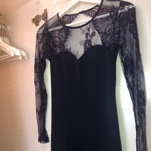 Balklänning/långklänning från bubbleroom - En lång klänning från bubbleroom i storlek xs. Klänningen har fina spets detaljer, öppen rygg och den är i en mörkblå färg. Använd en gång och är som ny, inga skador eller liknande. Pris kan diskuteras.