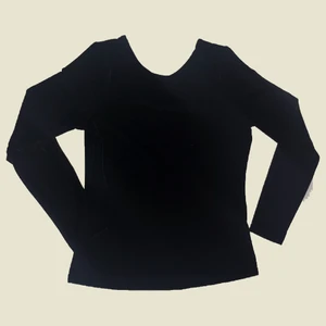 Tröja  - 🌟 Nedsatt pris, doneras snart!🌟 Tröja i sammet. Djupare urringning i ryggen. Båtringad hals. 🪞5/5 skick. 