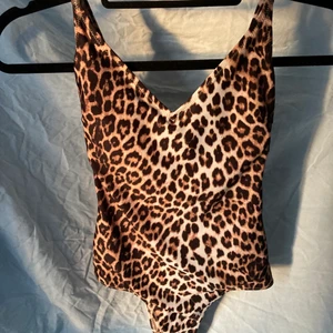 Baddräkt - En sååå fin baddräkt med leopardmönster! Den är endast använd nån eller ett par gånger, därför är den i princip i nyskick. Såklart noggrant tvättad! Bara att höra av sig vid frågor🤎🤎🤎