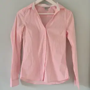 En rosa skjorta från H&M som aldrig använts och är därför i fint skick!