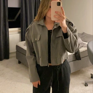 Cropped jacka - En jättefin grön cropped jacka från ginatricot. Den har ej kommit till användning och är som ny. Pris kan sänkas vid snabb affär