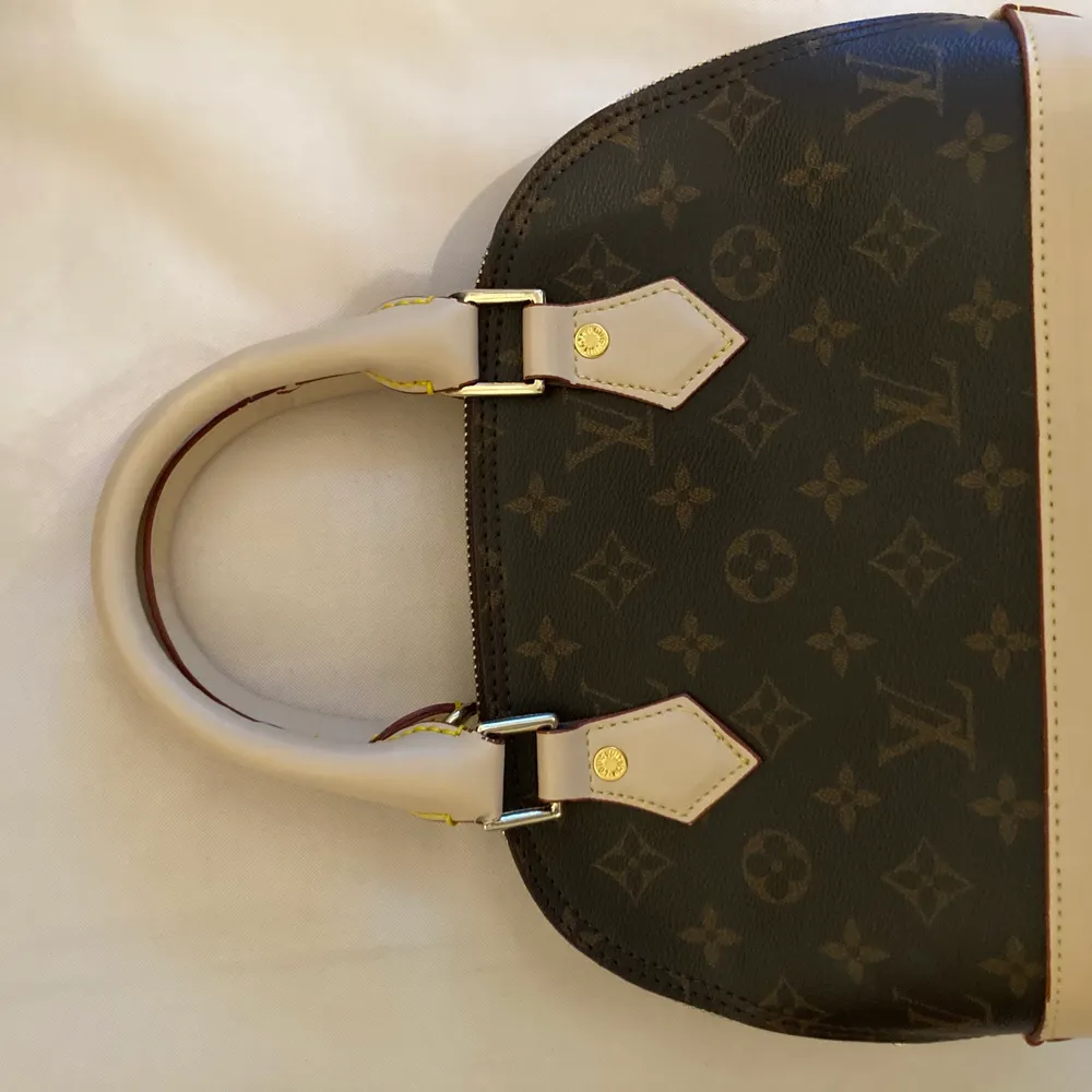 Fake Louis Vuitton väska i bra tillstånd. Den är originellt köpt på humana secondhand. . Väskor.