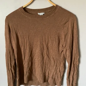 Brun tröja - Min fina, luftiga, bruna tröja som jag har köpt second hand.
