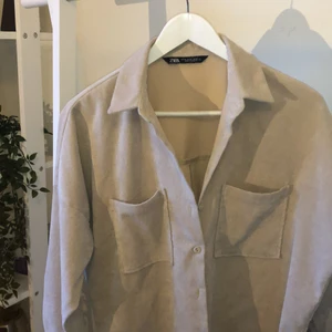 Vårfräsch skjorta!! - En vårfräsch Manchester skjorta från Zara, som jag säljer då jag behöver rensa min garderob. Den är oversizad, och kan användas båda som skjorta eller jacka när det är lite varmare!!