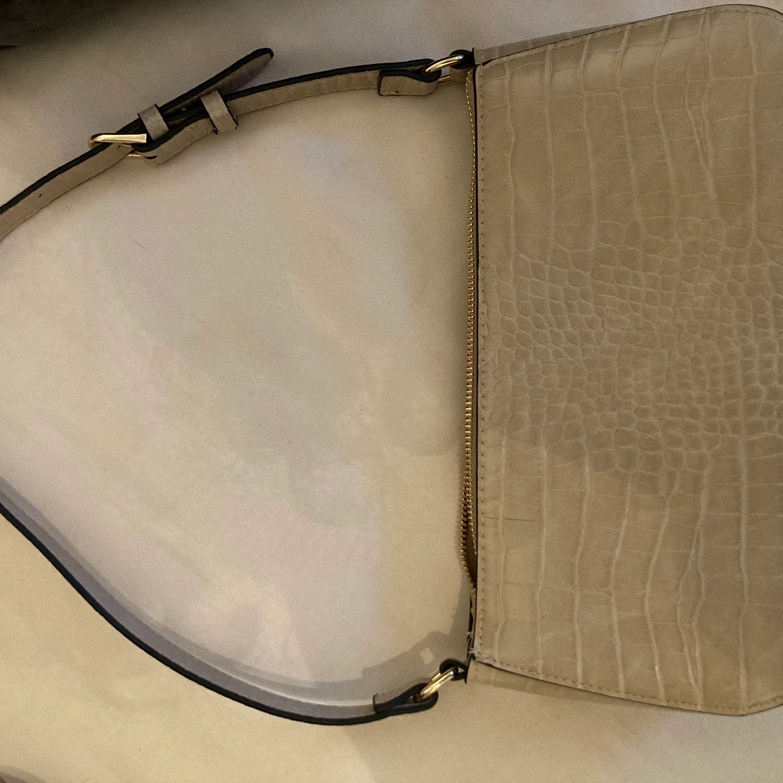 Beige skinnväska - 90