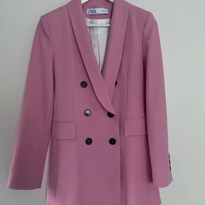 Zara kavaj  - Säljer denna jättefina rosa kavaj från zara som tyvärr aldrig kommit till användning. 