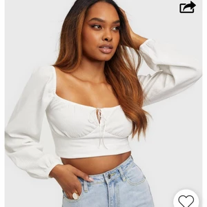 Topp  - Superfin vit topp från Nelly säljer pågrund av att den var för stor för mig. Aldrig använd.