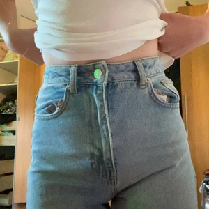 NA-KD JEANS  - Säljer dessa jeans från NA-KD. Säljer de då de inte kommer till användning. Köpte dessa jeans för kanske ett halvår sedan och de är använda cirka 6 gånger. De har inget hål, missfärgning eller fläck. Köpte dessa byxor för 599 kr.Jag är ungefär 167 cm och de passar mig perfekt, men man kan ha dem om man är kortare också. Det går att pruta på priset.Om ni vill ha mer information eller är intresserade kontakta mig❤️