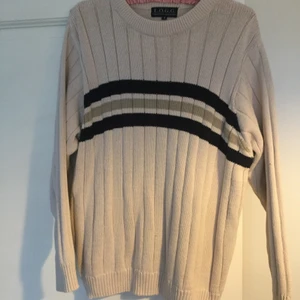 Virkad tröja - Säljer denna tröja från l.o.g.g , använd fåtal gånger men har mest hängt i garderoben i ett par månader 