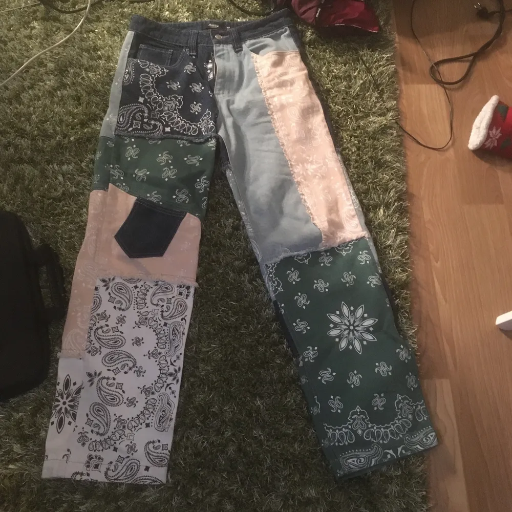 Säljer nu mina bandana jaded london byxor som knappt är använda. de sitter baggy kan gå ned i pris vid snabb affär. Jeans & Byxor.