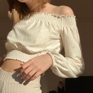 Off shoulder topp, xs - Superfin vit off-shoulder topp i storlek xs. Knappt använd och i bra skick! :)))