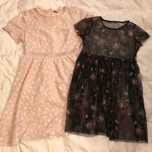 2 söta blommiga klänningar - 2 söta blommiga klänningar. Den rosa är från Shein i storlek L, den svarta har ingen lapp så märke och storlek okänt men skulle chansa på en S.  70kr/styck eller båda för 100kr.