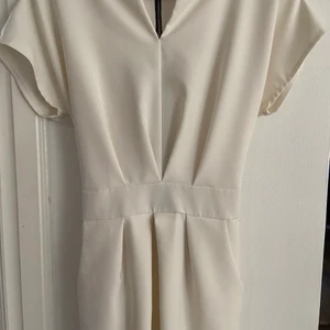 Klänning  - Student klänning, har använt bara en gång :) 