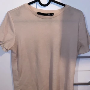 T-shirt  - Supergullig T-shirt med volang✨